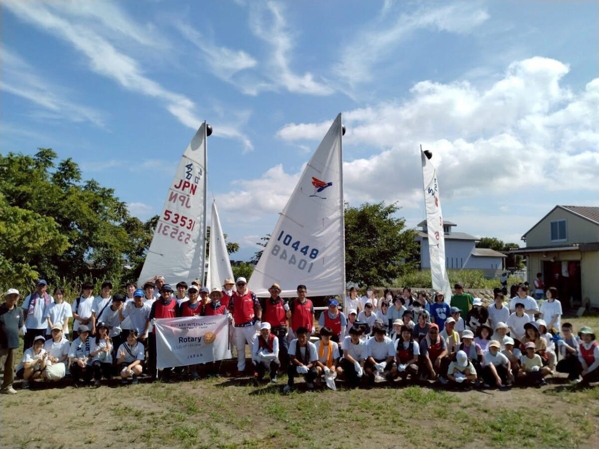 【社会奉仕】　びわ湖岸清掃と青少年セーリング体験